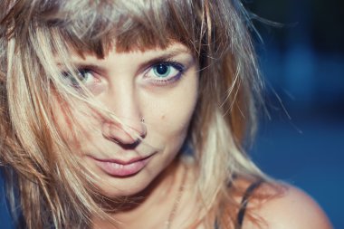 kameraya gülümseyen genç bir kız. yakın çekim.