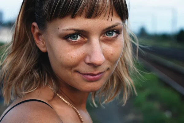 Jeune fille souriant à la caméra. Prise de vue rapprochée . — Photo