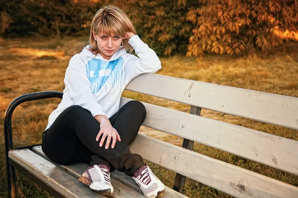 Portrait d'une jeune fille sur un banc — Photo