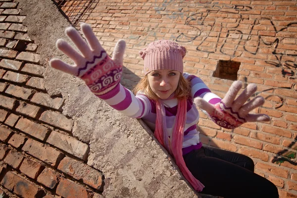 Portrait expressif d'une jeune fille contre un mur de briques — Photo