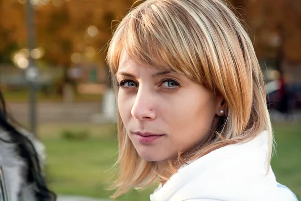 Retrato de uma bela jovem mulher — Fotografia de Stock