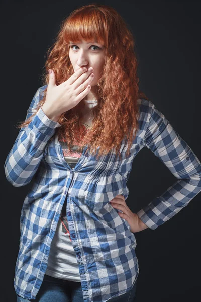 Ragazza dai capelli rossi fa un gesto di silenzio — Foto Stock