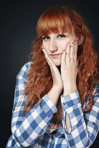 Fille aux cheveux rouges sur un fond sombre — Photo