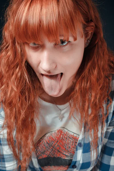 红头发的女孩显示的舌头 — 图库照片