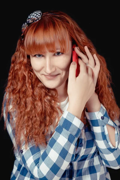 Fille aux cheveux rouges parlant au téléphone — Photo