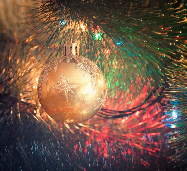 Ornamenten op een kerstboom — Stockfoto