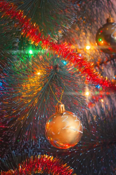 Ornamenten op een kerstboom — Stockfoto