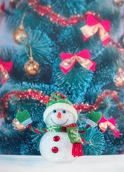 Leketøysnømann med juledekorasjonsbue – stockfoto