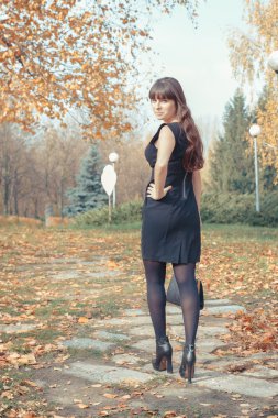 Doğada genç bir kadın