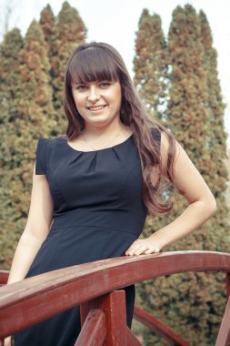 Doğada genç bir kadın