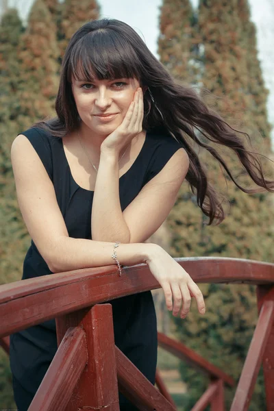 Jonge vrouw in de natuur — Stockfoto