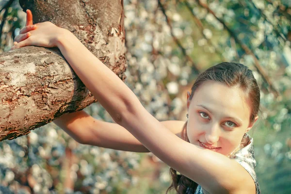 Jeune fille sur le fond des arbres de printemps — Photo
