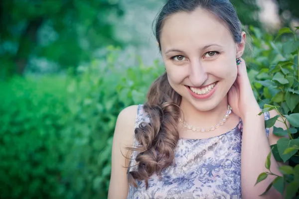 Giovane ragazza sullo sfondo di alberi primaverili — Foto Stock