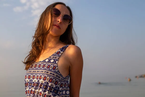 Giovane Bella Ragazza Vestito Occhiali Sta Riposando Sulla Costa Del — Foto Stock