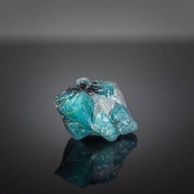 Mineraloji koleksiyonundan harika bir parça. Koyu arkaplanda Beryl mineral kristali.