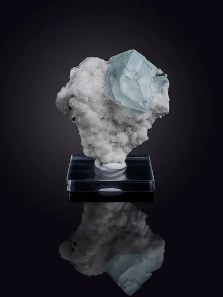 Wspaniały Przedmiot Kolekcji Mineralogicznej Fluorytowy Kryształ Mineralny Czarnym Tle — Zdjęcie stockowe