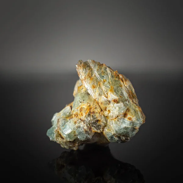 Mineraloji Koleksiyonundan Harika Bir Parça Koyu Arkaplanda Beryl Mineral Kristali — Stok fotoğraf