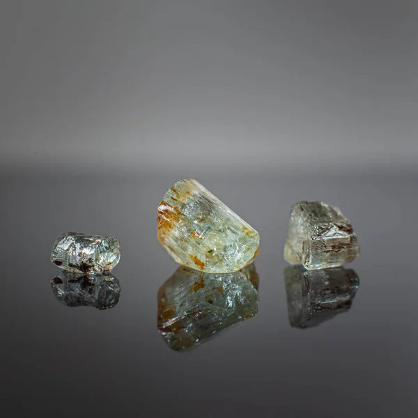 Wspaniały Przedmiot Kolekcji Mineralogicznej Kryształ Mineralny Beryl Ciemnym Tle — Zdjęcie stockowe