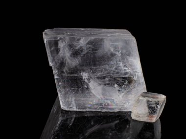 Kalsit kristallerinden mineral oluşumları. Mineraloji koleksiyonundan harika bir parça.