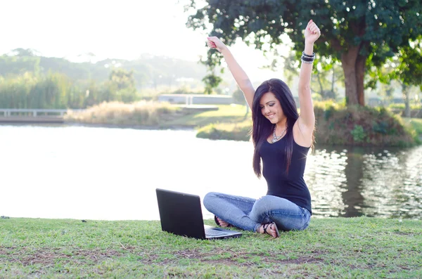 Vacker teen njuter av teknik — Stockfoto