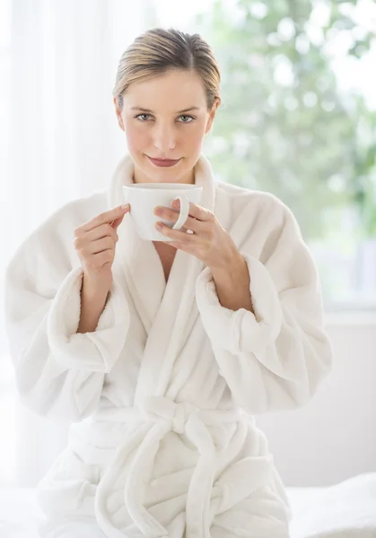 コーヒーを持つ女性 — ストック写真