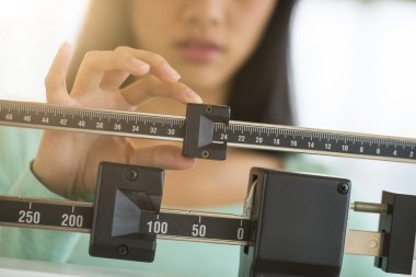 midsection kadının ağırlık ölçeği ayarlama