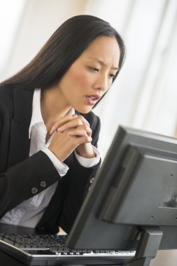 Bilgisayarda çalışan iş kadını