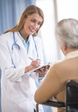 üst düzey kadını ile iletişim kurulurken panoda yazıyor doktor