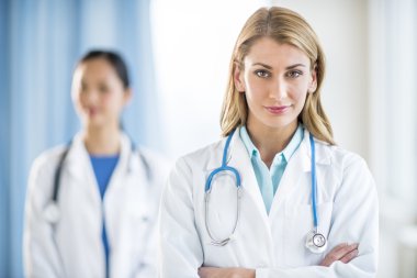 Kendine güvenen doktor klinikte ayakta portresi