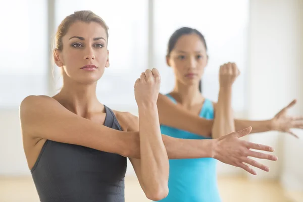 在健身房锻炼的妇女做拉伸 — 图库照片