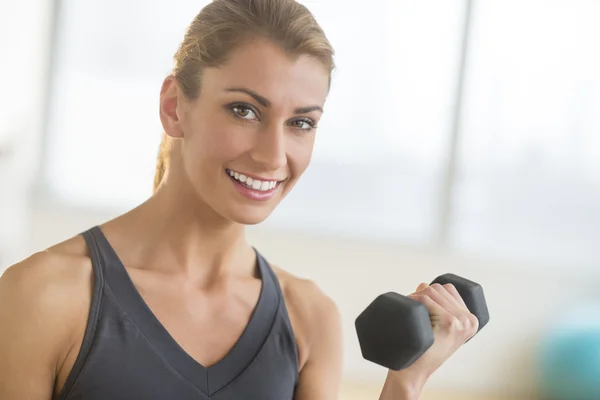 Poids de levage de femme heureuse au club de santé — Photo