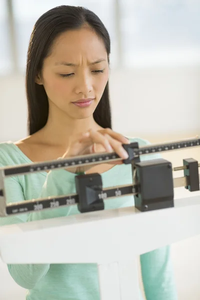 Woman Adjusting Balance Weight Scale — Stock Photo, Image