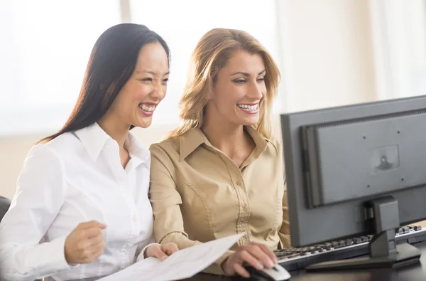 Успешные предпринимательницы с помощью компьютера в офисе — стоковое фото