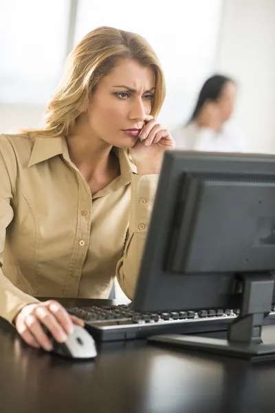 Schöne Geschäftsfrau arbeitet am Computer am Schreibtisch im Büro — Stockfoto