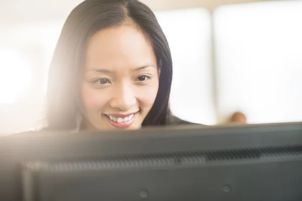 Feliz mujer de negocios mirando a la computadora — Foto de Stock
