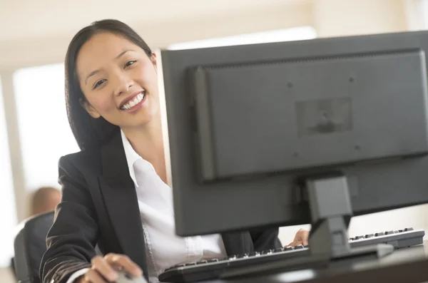 bilgisayarda çalışan iş kadını portresi