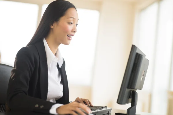Surprised Businesswoman Working On Desktop PC — Stock Photo, Image