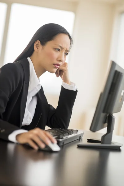 Empresaria usando PC de escritorio — Foto de Stock