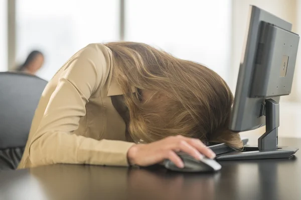 Trött affärskvinna med huvudet på tangentbordet — Stockfoto