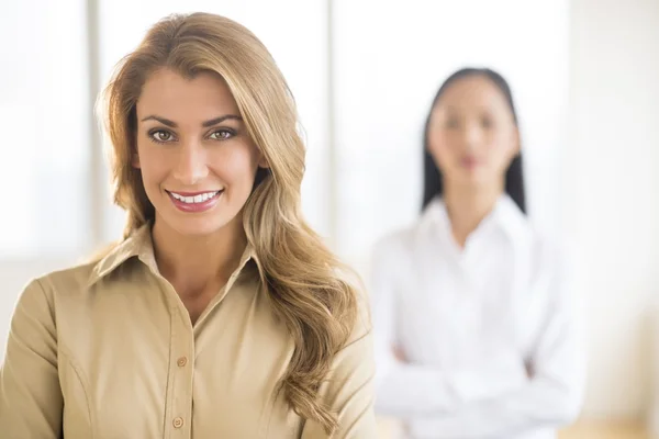 Porträt der schönen jungen Geschäftsfrau im Büro — Stockfoto