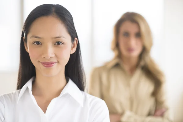 Porträt einer erwachsenen Geschäftsfrau, die im Büro lächelt — Stockfoto