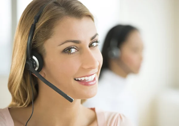 Representante de servicio al cliente mujer sonriendo —  Fotos de Stock