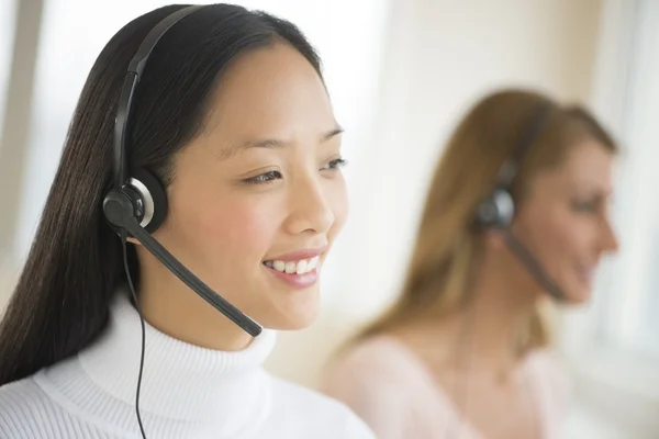 Représentante du service à la clientèle féminine heureuse regardant loin — Photo