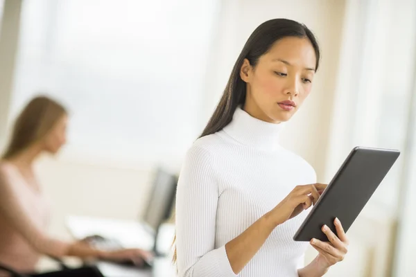 Ofiste dijital tablet kullanan iş kadını — Stok fotoğraf