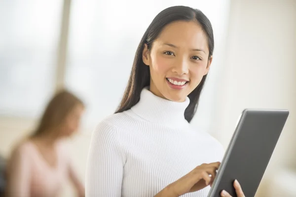 Portret van een zakenvrouw met behulp van digitale tablet op kantoor — Stockfoto