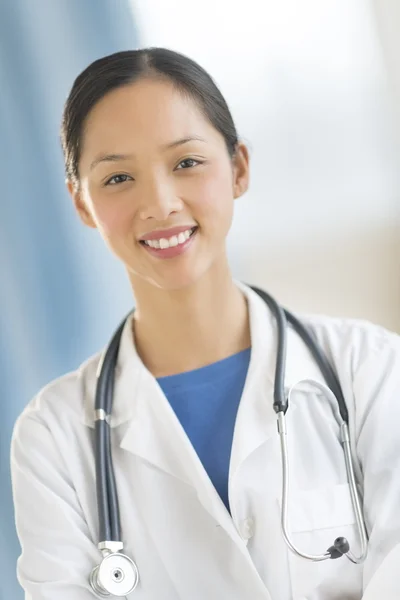 Ritratto di felice medico sorridente in clinica — Foto Stock