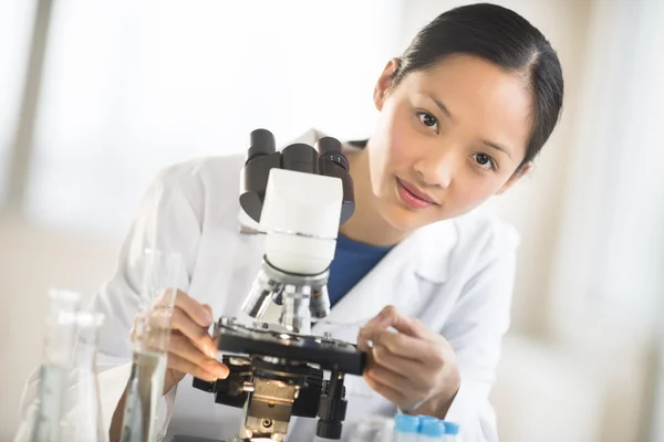 Laboratuarda mikroskop kullanarak doktor