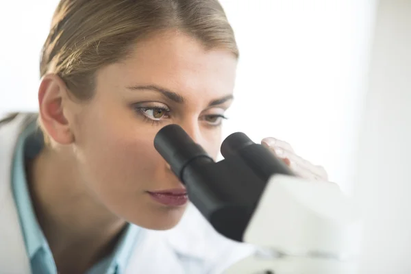 Cientista feminina usando microscópio — Fotografia de Stock