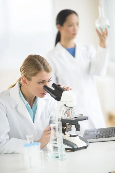 Vrouwelijke wetenschappers werken in laboratorium — Stockfoto