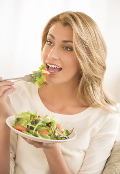 Schöne Frau isst Gemüsesalat — Stockfoto